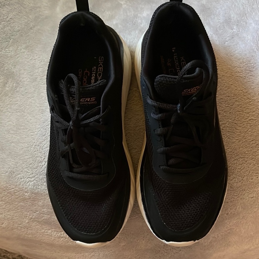 Skechers Black Sneakers Modern Cushioned Design
